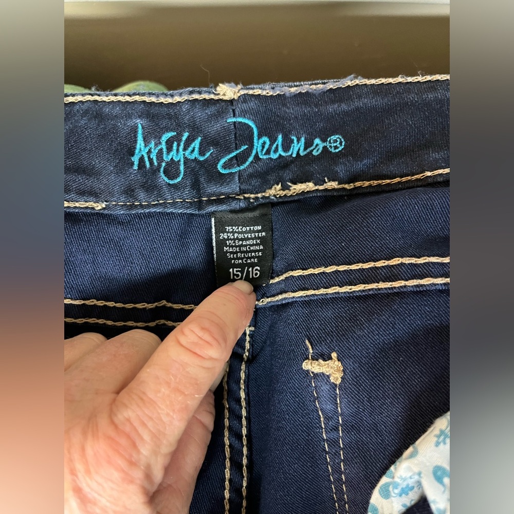 Ariya Jeans Dark Blue Distressed Denim